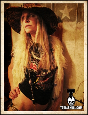 Click to view full size image
==============
Sheri_Moon_Zombie_-_Total_Skull_283029.jpg Sheri_Moon_Zombie_-_Total_Skull_283029.jpg